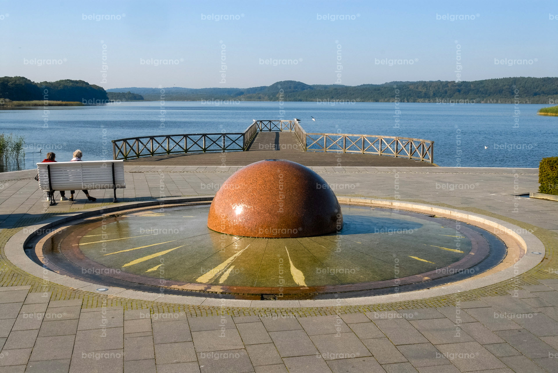 Binz Schmachter See Promenade mit belgrano® Naturstein Außenanlagen und einem Brunnen und Wasserspiel aus Granit