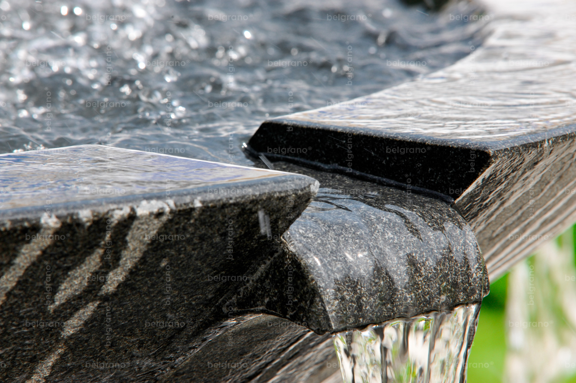 Landesgartenschau in Aschersleben mit einem belgrano® Naturstein Brunnen aus Basalt - Detailaufnahme