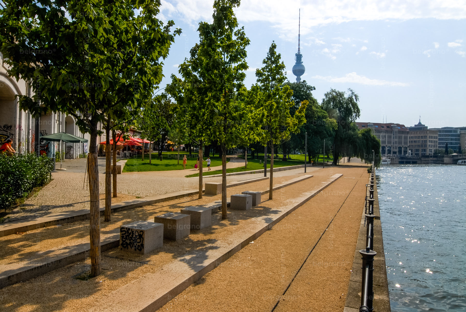 Monbijoupark in Berlin mit belgrano® Naturstein Sitzblöcken und einer Stufenanlage aus Granit