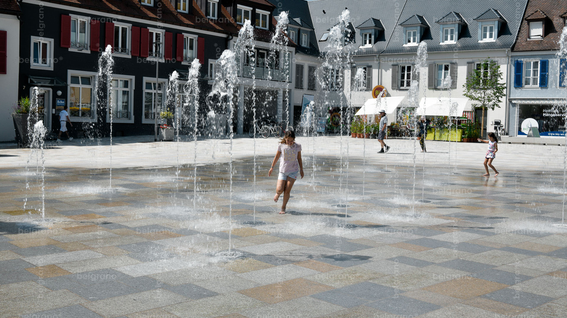 Marktplatz Breisach mit einem Naturstein Wasserspiel und Bodenbelägen aus belgrano® Granit