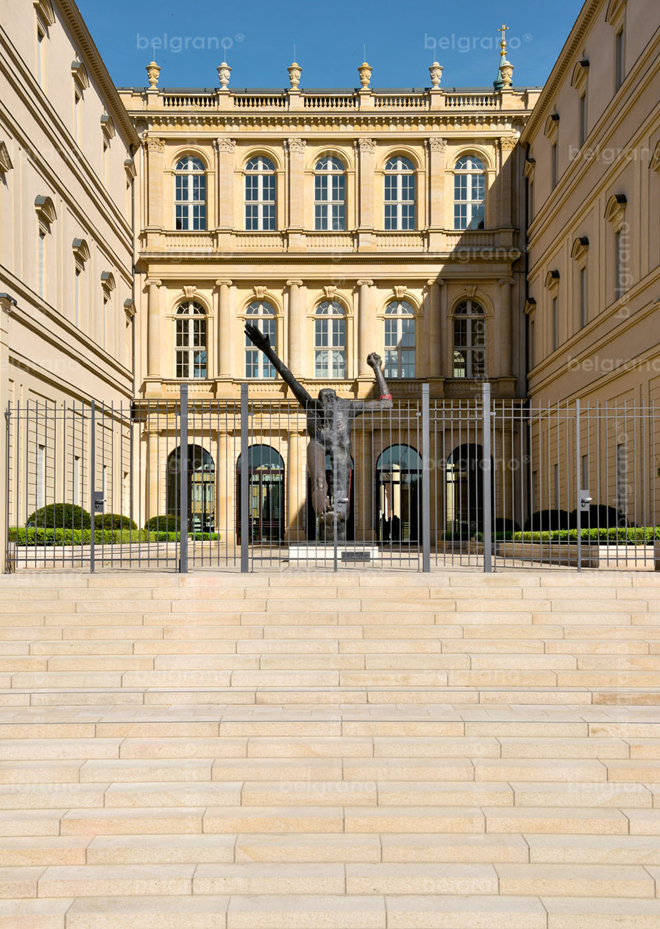 Museum Barberini in Potsdam - mit belgrano® Naturstein Blockstufen und Pflanzeinfassungen aus Granit