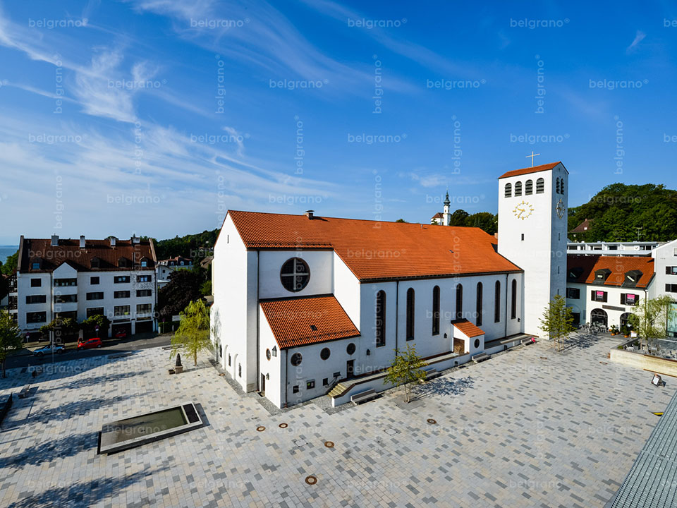 Kirchplatz in Starnberg - mehrfarbige belgrano® Naturstein Bodenplatten und Pflastersteine im Pixel it Muster aus Granit und Diorit