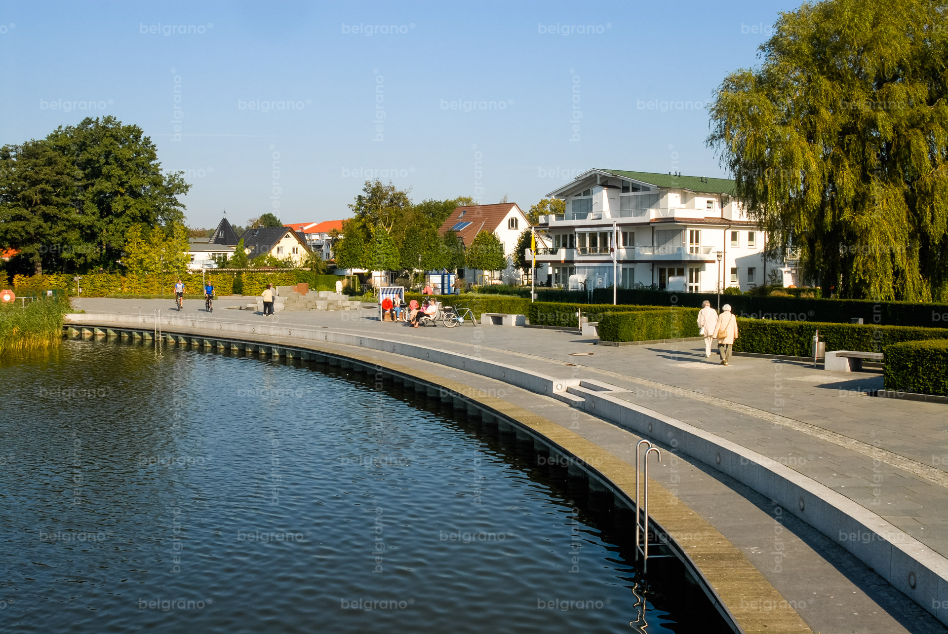 Binz Schmachter See Promenade mit belgrano® Naturstein Außenanlagen, Bodenplatten, einem Wasserspiel und Blockstufen