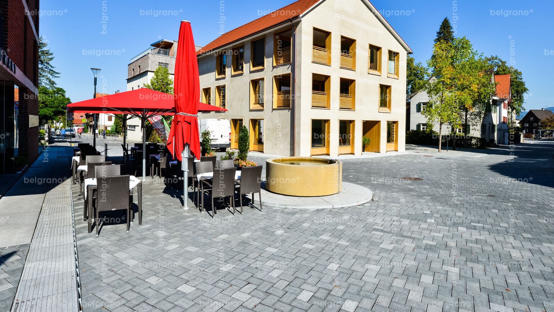 Fußgängerzone von Hohenems mit belgrano® Naturstein Pflastersteine, Bodenplatten, taktile Leitsystemen, Sitzelemente und Muldensteine aus Granit