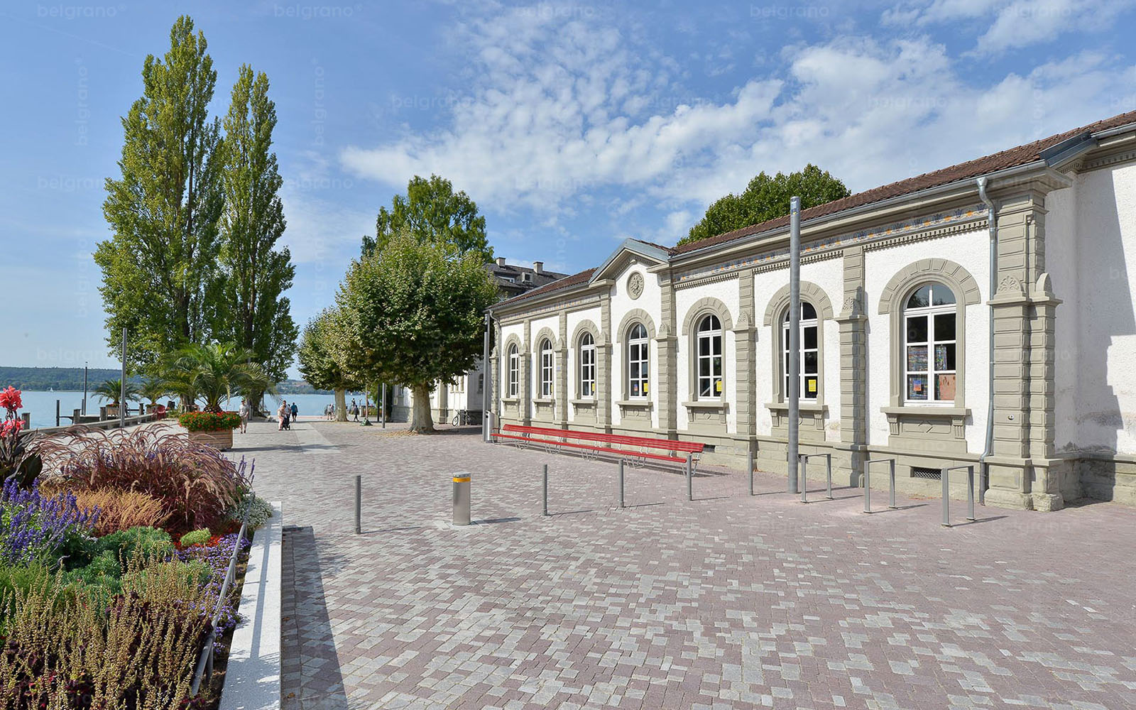 Landesgartenschau in Überlingen - Uferpromenade mit mehrfarbigen belgrano® Natursteinpflaster aus Granit und Porphyr und Bodenplatten aus Granit