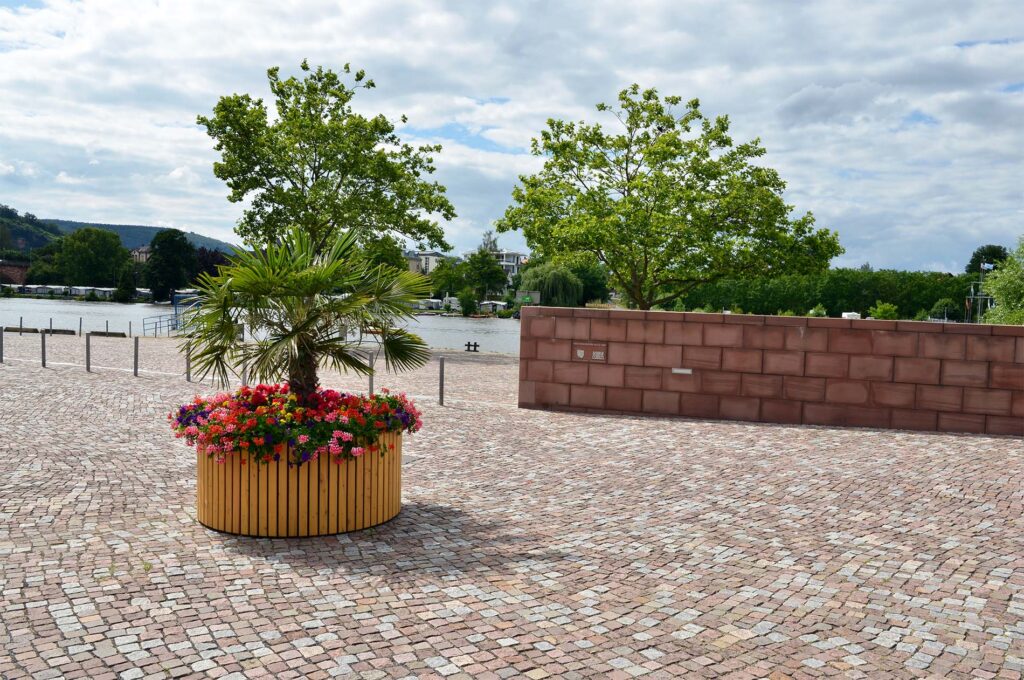 Stimmige Farbkompositionen im Außenraum: belgrano® Gesteinsmischungen in Rot-Bunt