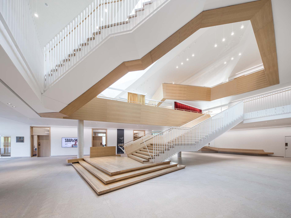 Materialwahl im öffentlichen Innenraum – warum belgrano® Naturstein überzeugt